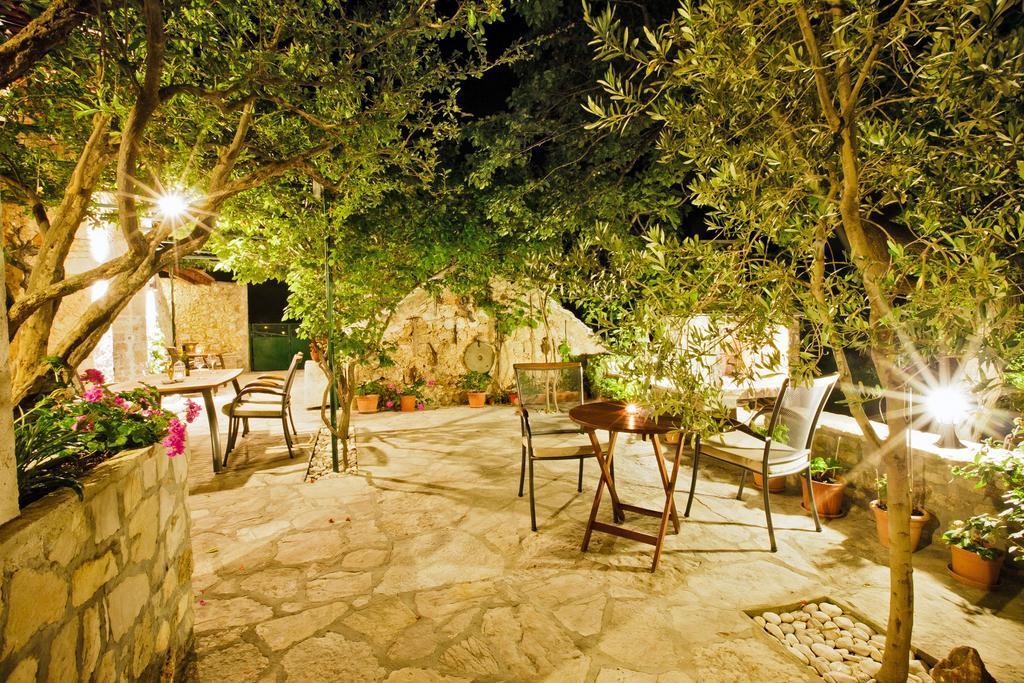 Paradise Stone Apartments Bol Kültér fotó