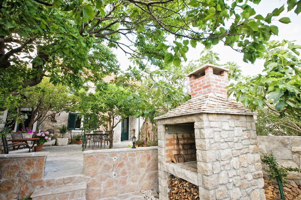 Paradise Stone Apartments Bol Kültér fotó