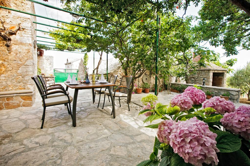 Paradise Stone Apartments Bol Kültér fotó