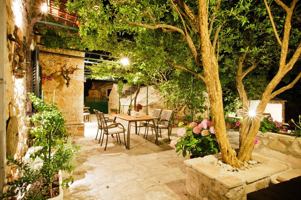 Paradise Stone Apartments Bol Kültér fotó